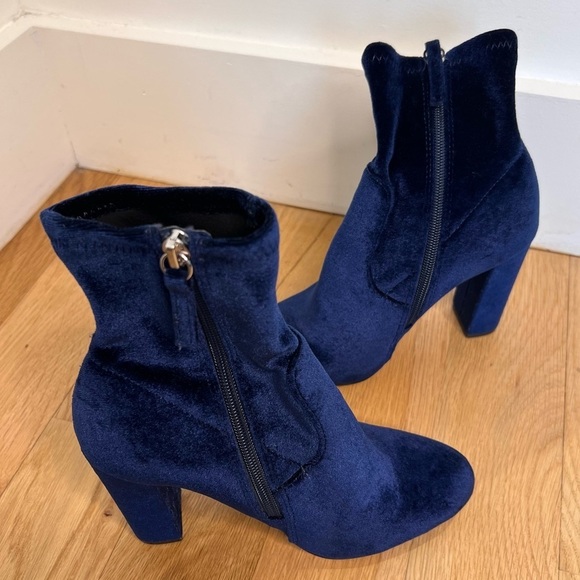 Steve Madden Edit Blue Velvet Booties Size 6 - Picture 2 of 16